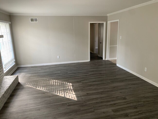 Building Photo - Charming 3 bedroom 2 bath home near Coving...