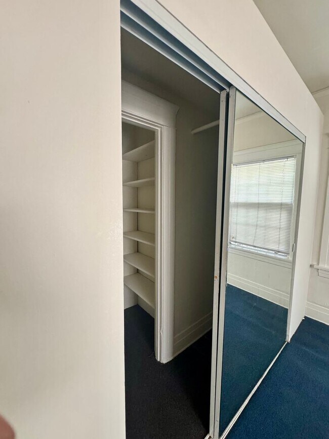 Building Photo - Spacious Unit