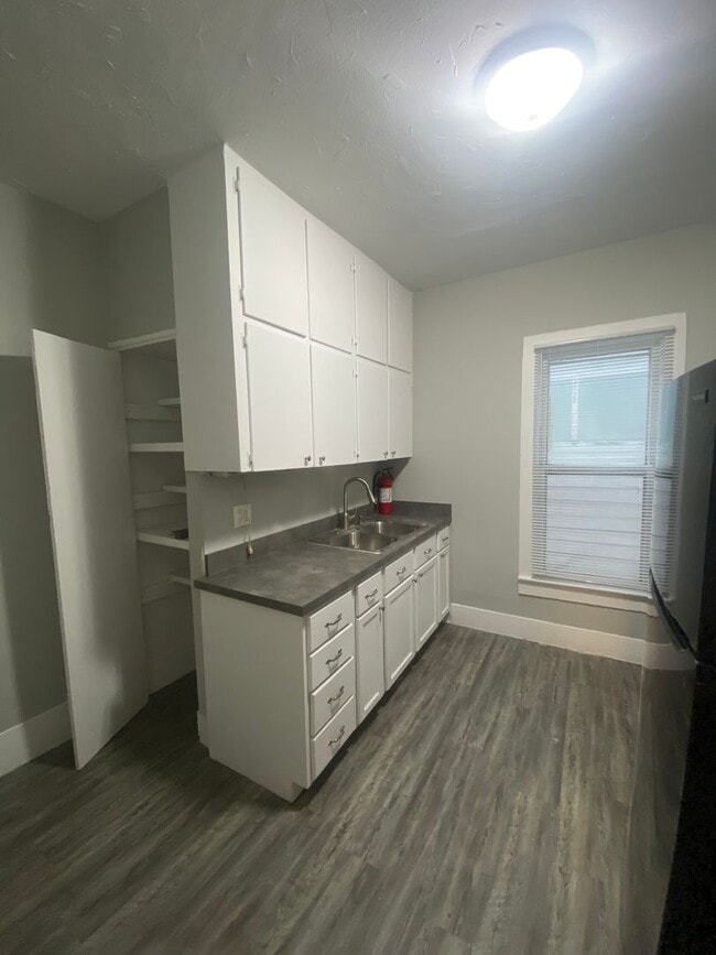 Building Photo - SW 2 bedroom home with many updates.