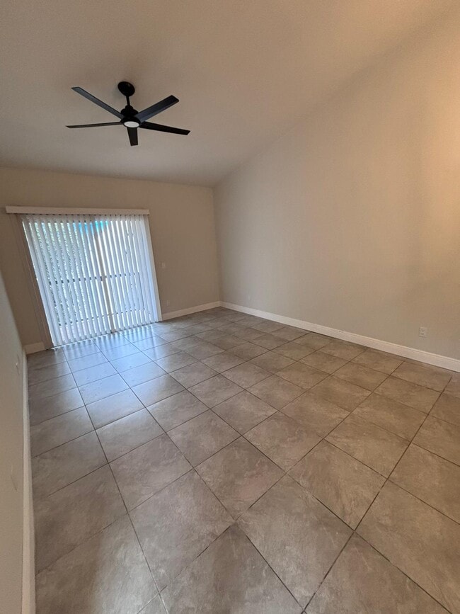 Building Photo - 1964 Lake Atriums Cir