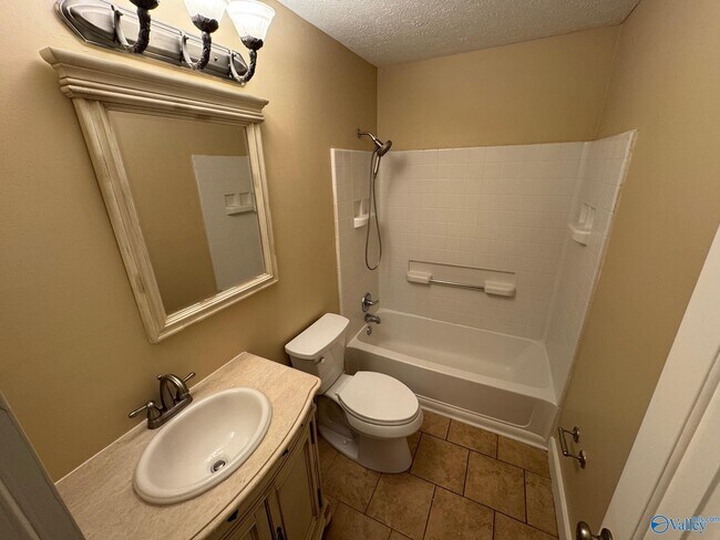 Building Photo - 4013 Pine Ave SW