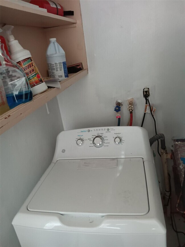 Building Photo - 120 NE 26th Ct