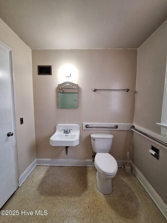Building Photo - 2409 S Memorial Dr