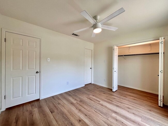 Building Photo - 4 Bed / 2 Bath Home with Covered Porch, Su...