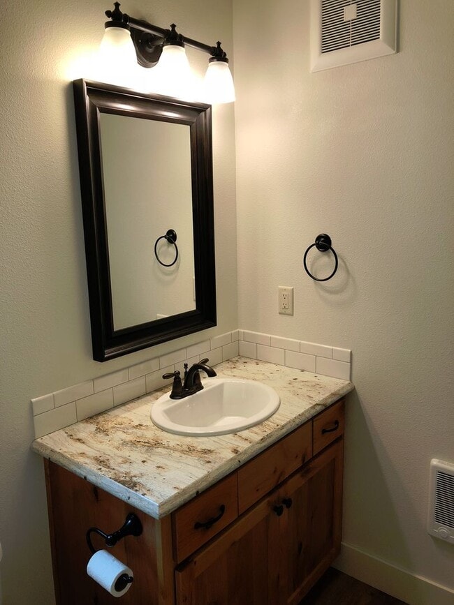 Building Photo - Beautiful Three Bedroom Downstairs Duplex