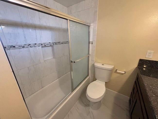 Building Photo - Clean and upgraded 3 bedroom townhouse available in Fountain Valley