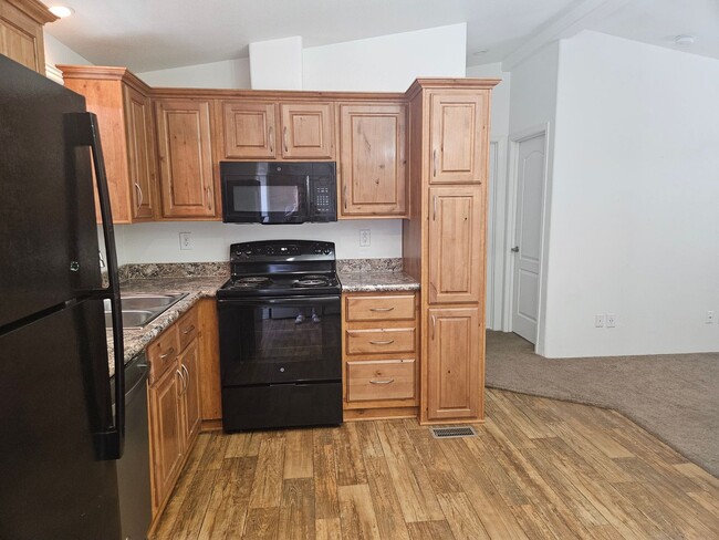 Building Photo - Very cute 3 bed/2 bath manufactured home w...