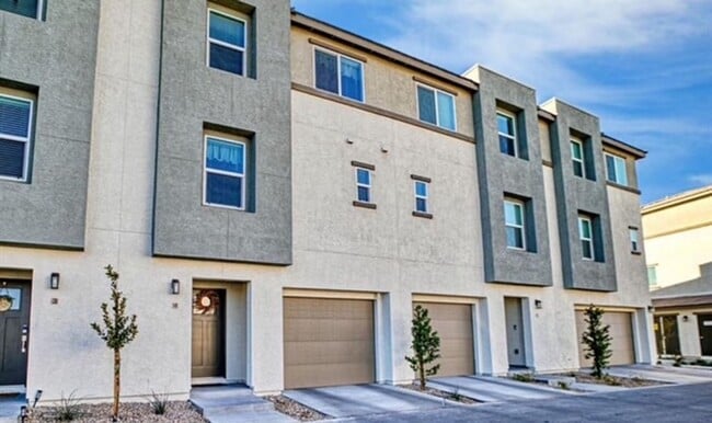 Building Photo - BEAUTIFUL 3 BEDROOM 3 BATH TRI-LEVEL HOME ...