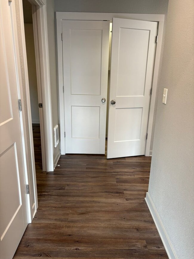 Building Photo - Re-Posting ~ Charming NW Salem Home - accepting applications now!