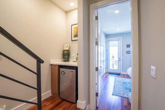Building Photo - Two Bed Fishtown Townhouse