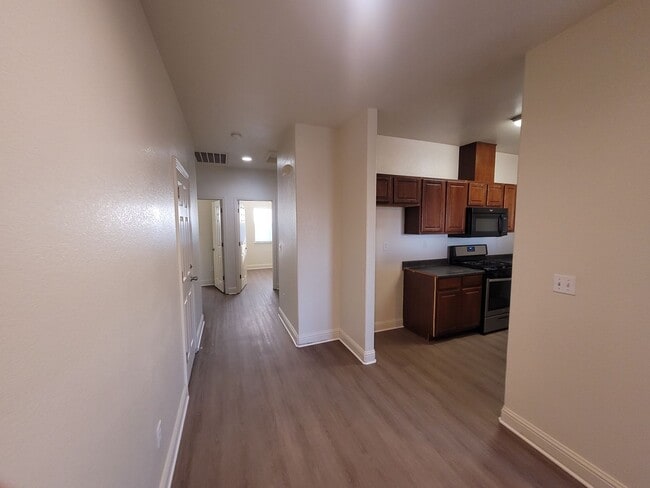 Building Photo - Three bedroom 1 bath with central heat and air