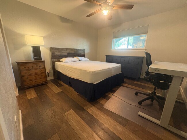 Building Photo - Stylish Ground Level Condo 2 Bedroom 2 Bath!