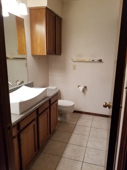 Main bathroom - 3200 W Britton Rd