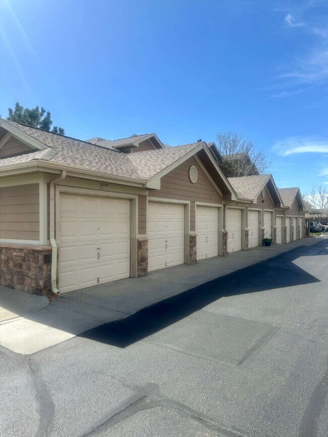 Building Photo - $500 OFF YOUR FIRST MONTHS RENT! Don't Miss This 3BR/ 2BA Condo with 1 car garage @ Creek Side In...