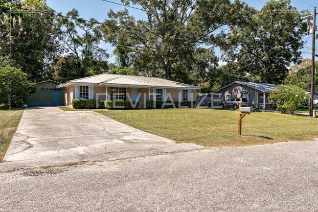 Building Photo - Brick 3BD 2BA with Large Private Yard!