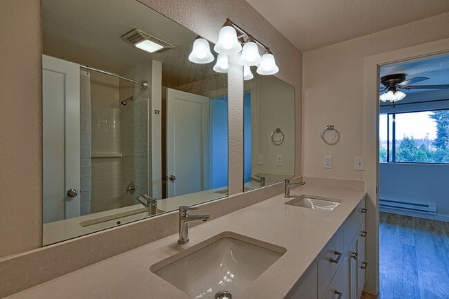 Building Photo - Stylishly Remodeled Condo in Prime Center Park Location