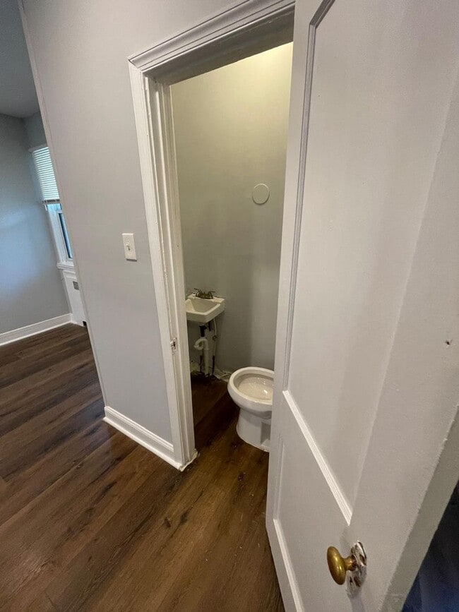 Building Photo - 3840 Dolfield Ave