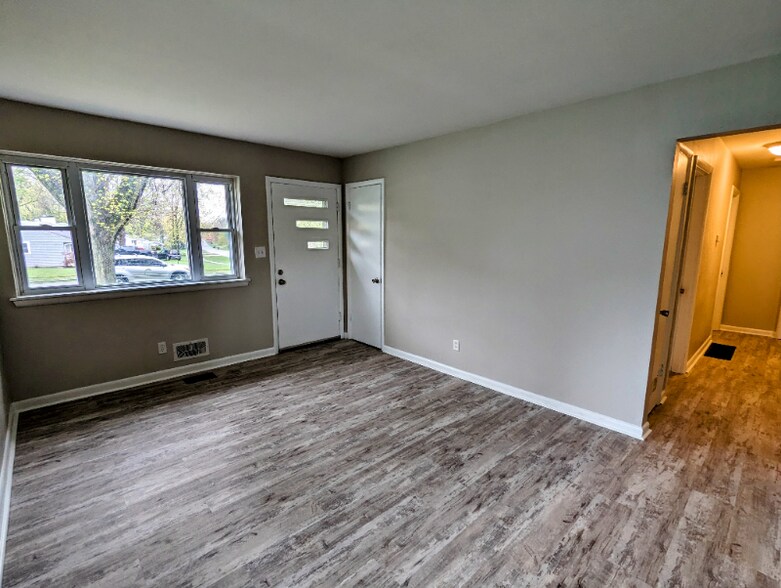 Building Photo - 303 Granvil Dr