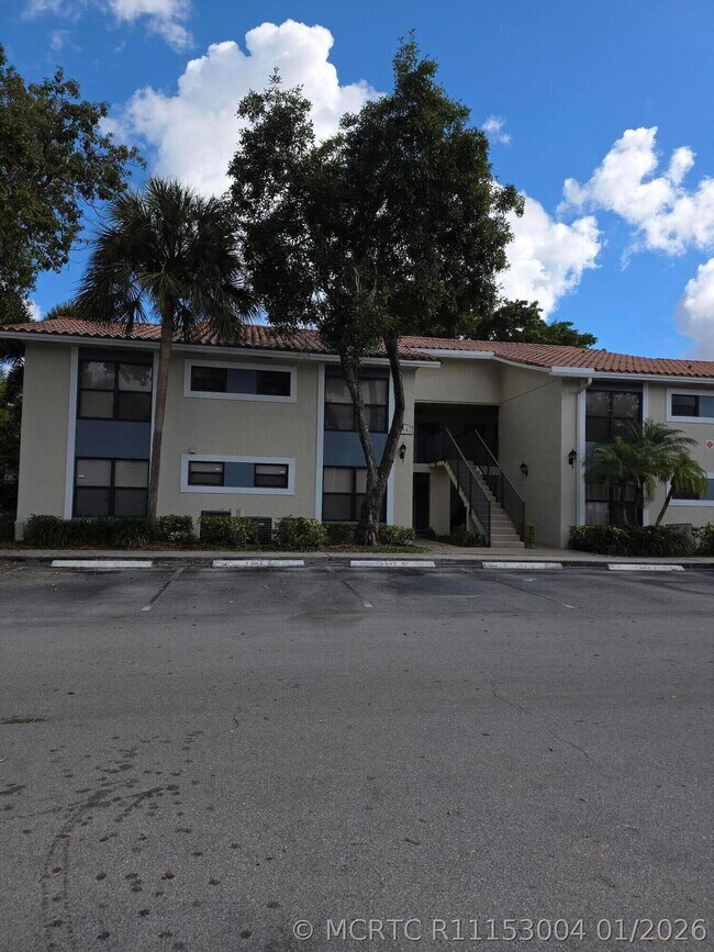 Building Photo - 1542 Lake Crystal Dr
