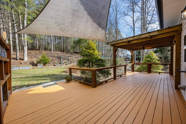 Building Photo - 251 Landwood Ln