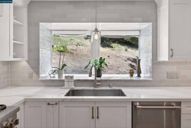 Building Photo - 2324 Saddleback Dr