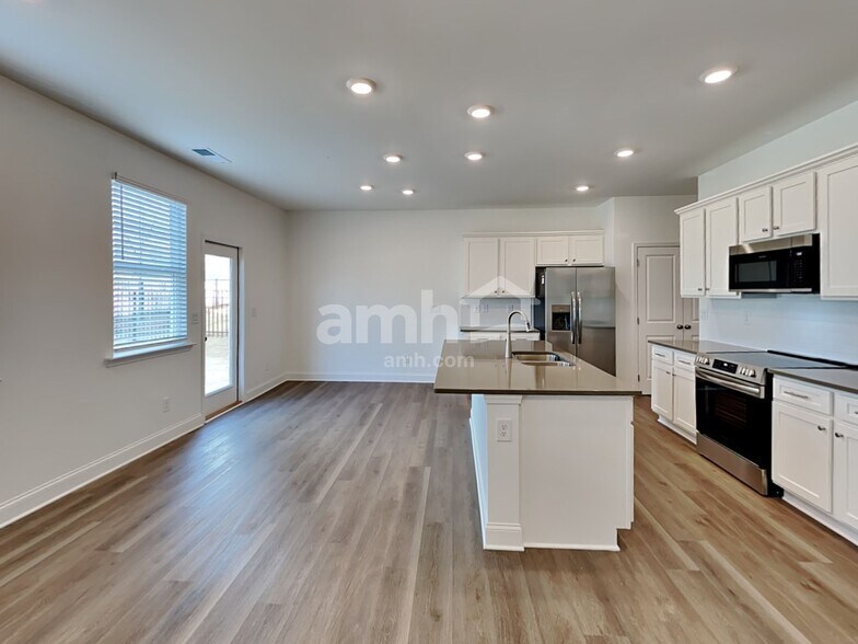 Building Photo - 1032 Highland Walk
