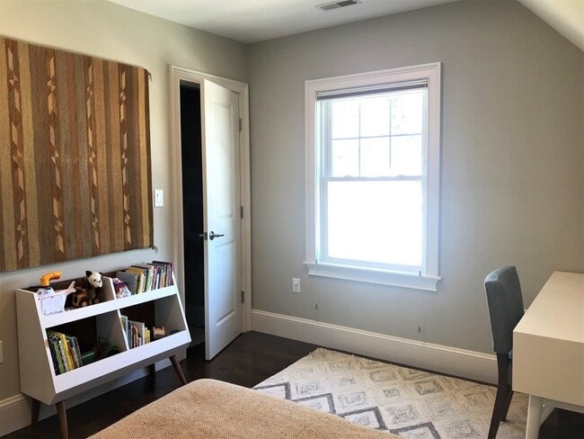 Building Photo - 27 Albion St