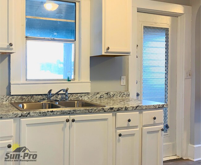 Building Photo - 808 S Grandview Ave