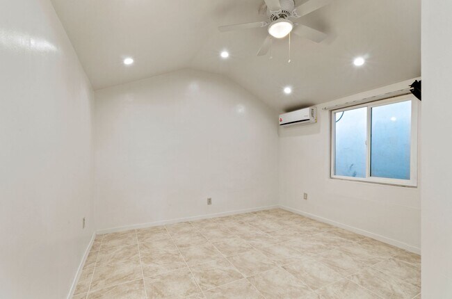 Building Photo - 941 E Edison St