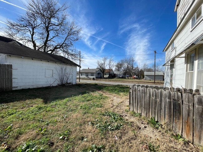 Building Photo - Cozy 2 bedroom home