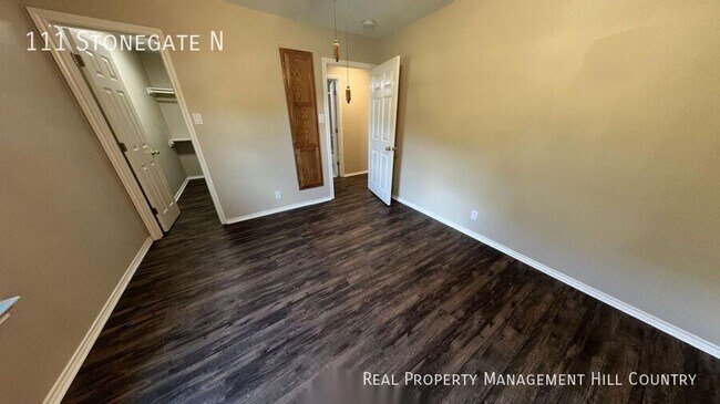Building Photo - 111 Stonegate N