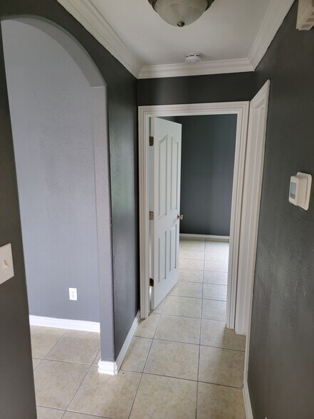 Building Photo - 610 W Blue Jay Ave