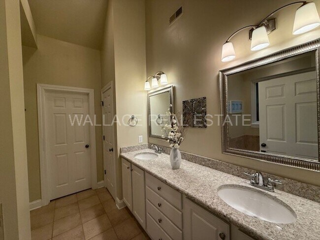 Building Photo - MAIN LEVEL LIVING IN THE HEART OF FARRAGUT...4 BEDROOM!!
