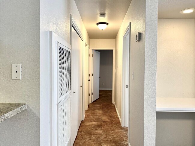 Building Photo - 1202 Thorpe Ln