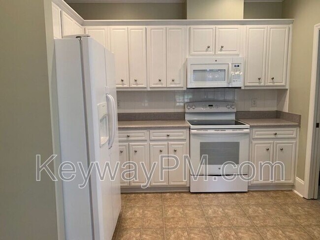 Building Photo - 4890 Somerset Dr