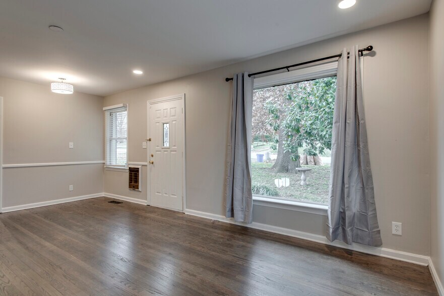 Building Photo - 2204 Rosehaven Dr