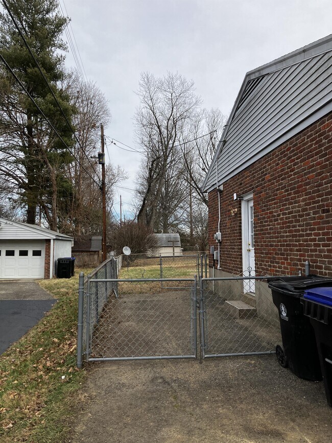 Building Photo - 3823 Manner Dale Dr