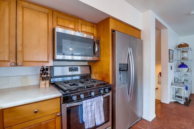 Building Photo - Private Rooftop Deck South Mission Beach