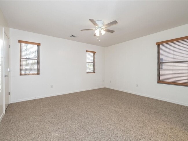 Building Photo - 3 Bedroom 2.5 Bath