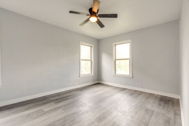 Building Photo - 2-Bedrooms