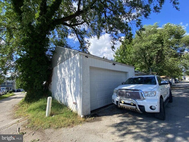 Building Photo - 746 16th Ave