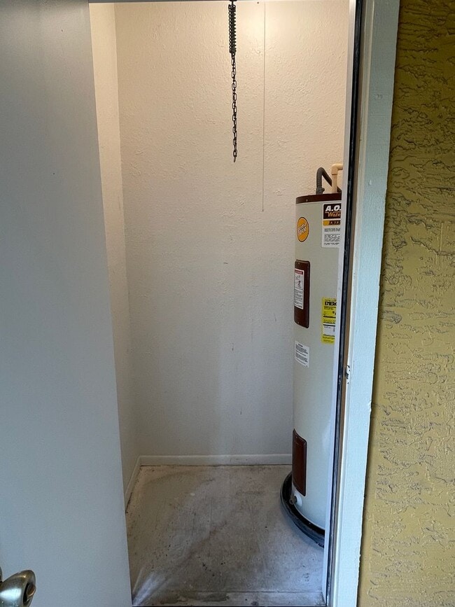 Building Photo - Prime Location! Water included! 2-bed 1-bath Condo!