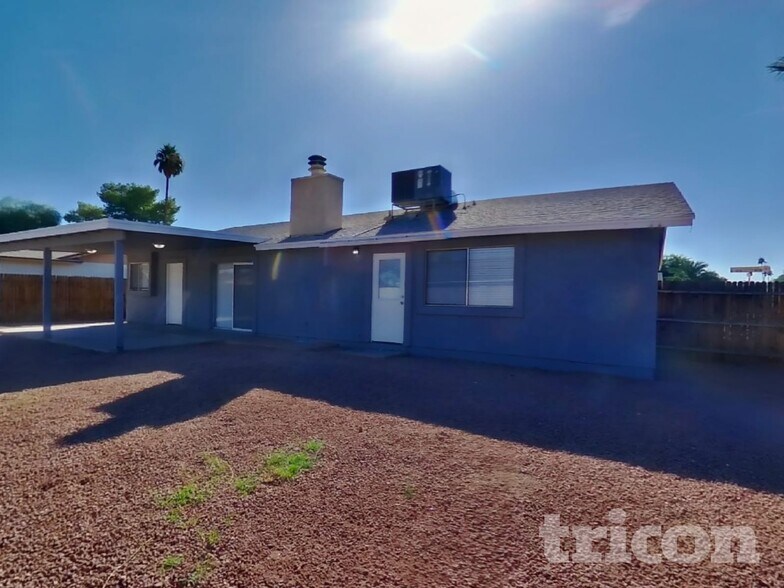 Building Photo - 570 W Myrna Ln