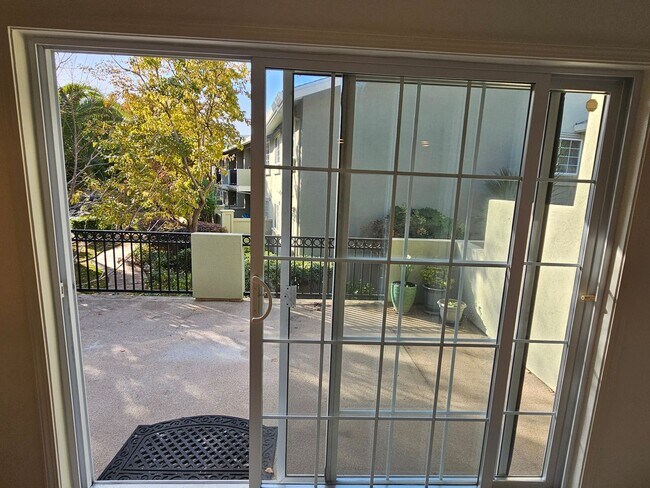 Building Photo - CLASSY CONDO - Spacious 1 Bed/1 Bath in Luxurious Setting - MENLO PARK