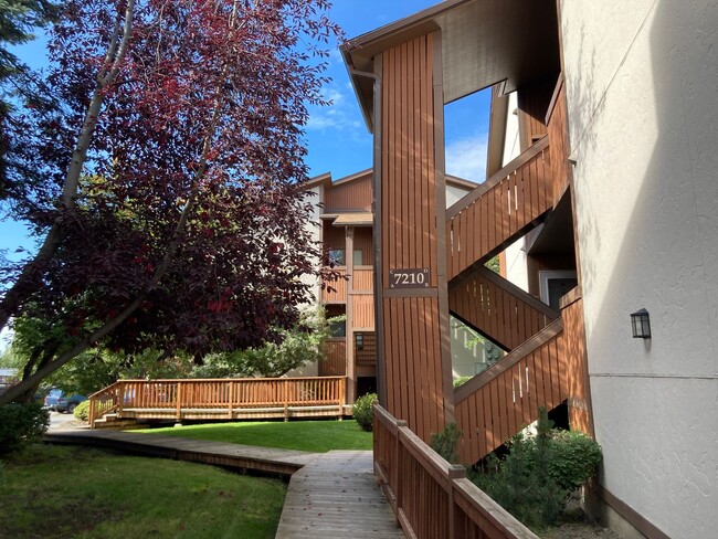 Building Photo - Well Kept 2 Bedroom Foxridge Condo W/Garag...