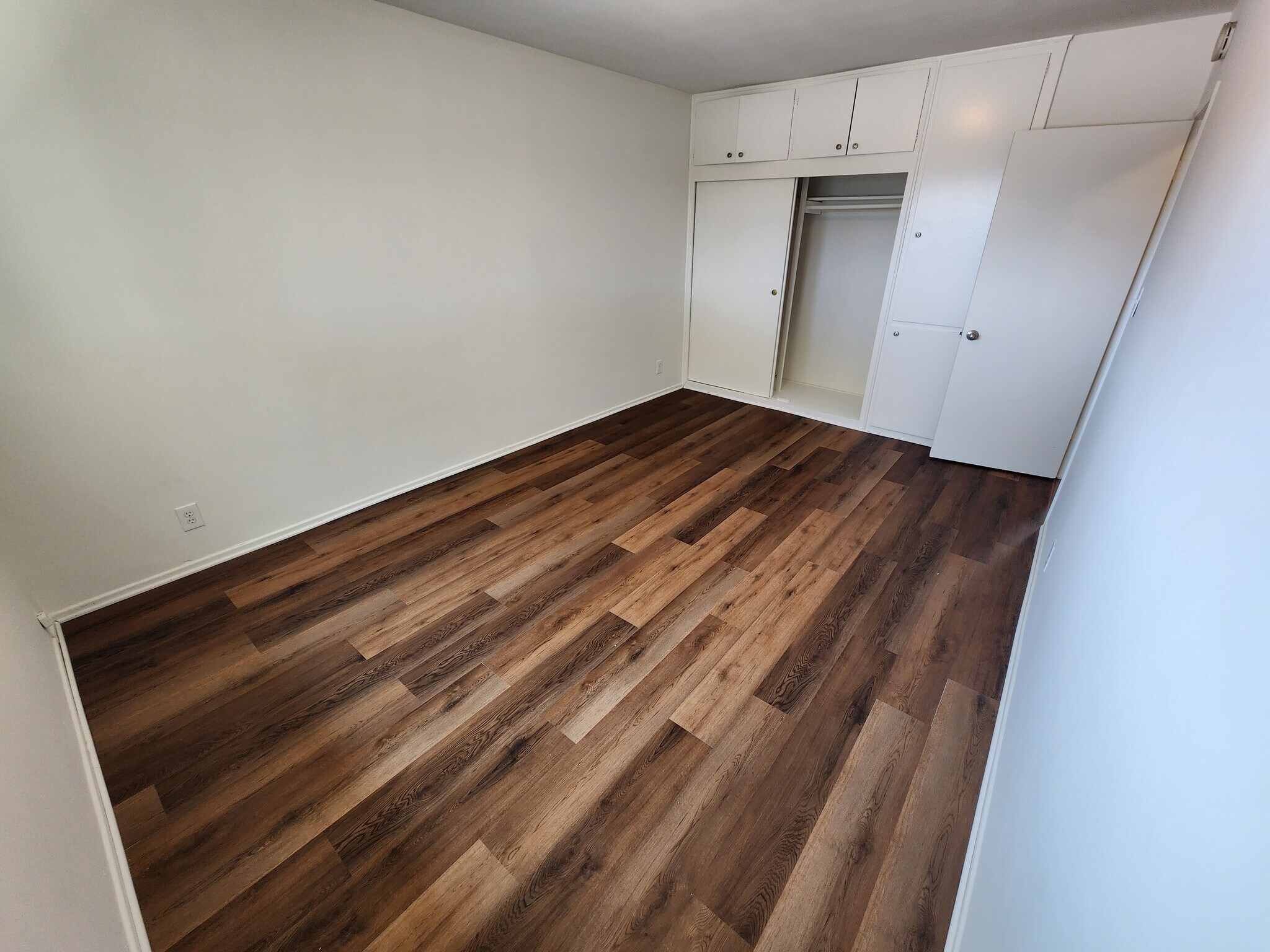 Building Photo - 1016 N Edinburgh Ave