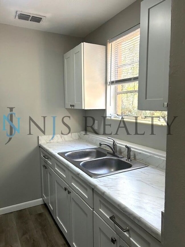 Building Photo - JUST REDUCED!!!!  BEAUTIFULLY UPDATED 3/1 889sq ft home. with upgraded kitchen & bath & covered p...