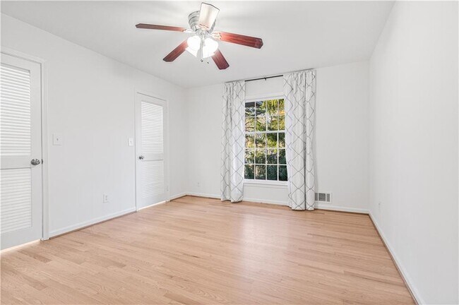 Building Photo - 2713 Briarlake Rd NE