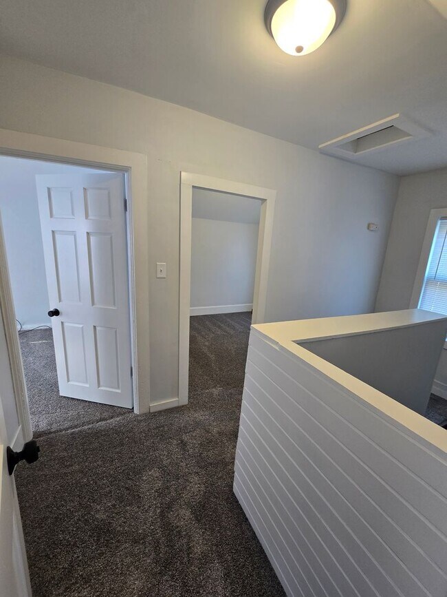 Building Photo - Beautiful 4 bed / 2 bath with garage and fenced yard on north side!