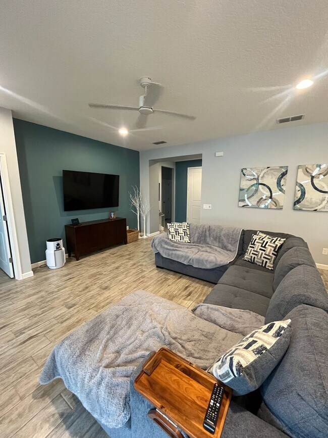 Building Photo - 887 Lady Bird Ln